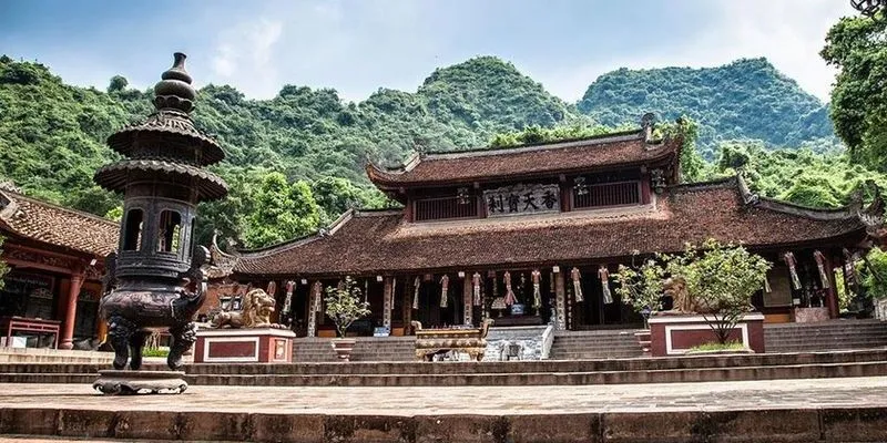 Có rất nhiều phương tiện để du khách di chuyển tới chùa