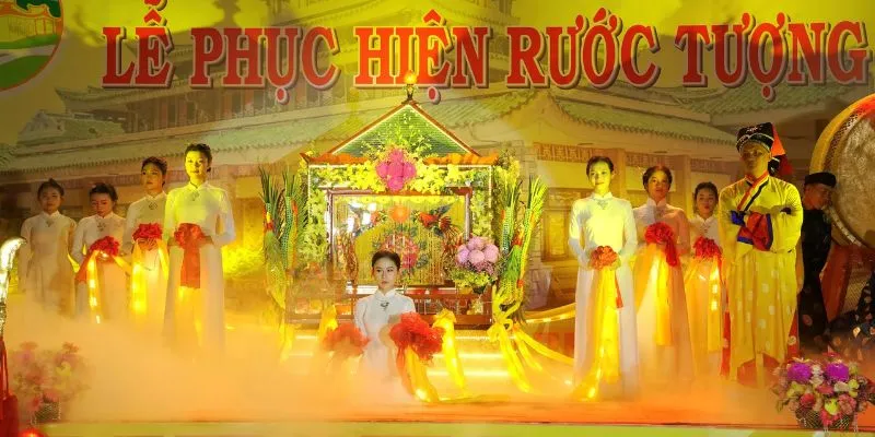 Vía bà chúa xứ - Lễ phục hiện rước tượng Bà