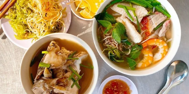 So sánh tổng thể về bún mắm và bún nước lèo